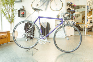 Blaues Rennrad in einem Radladen