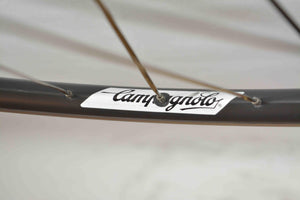 Campagnolo 322/101 C-Record en rueda delantera Campagnolo Omega Strada