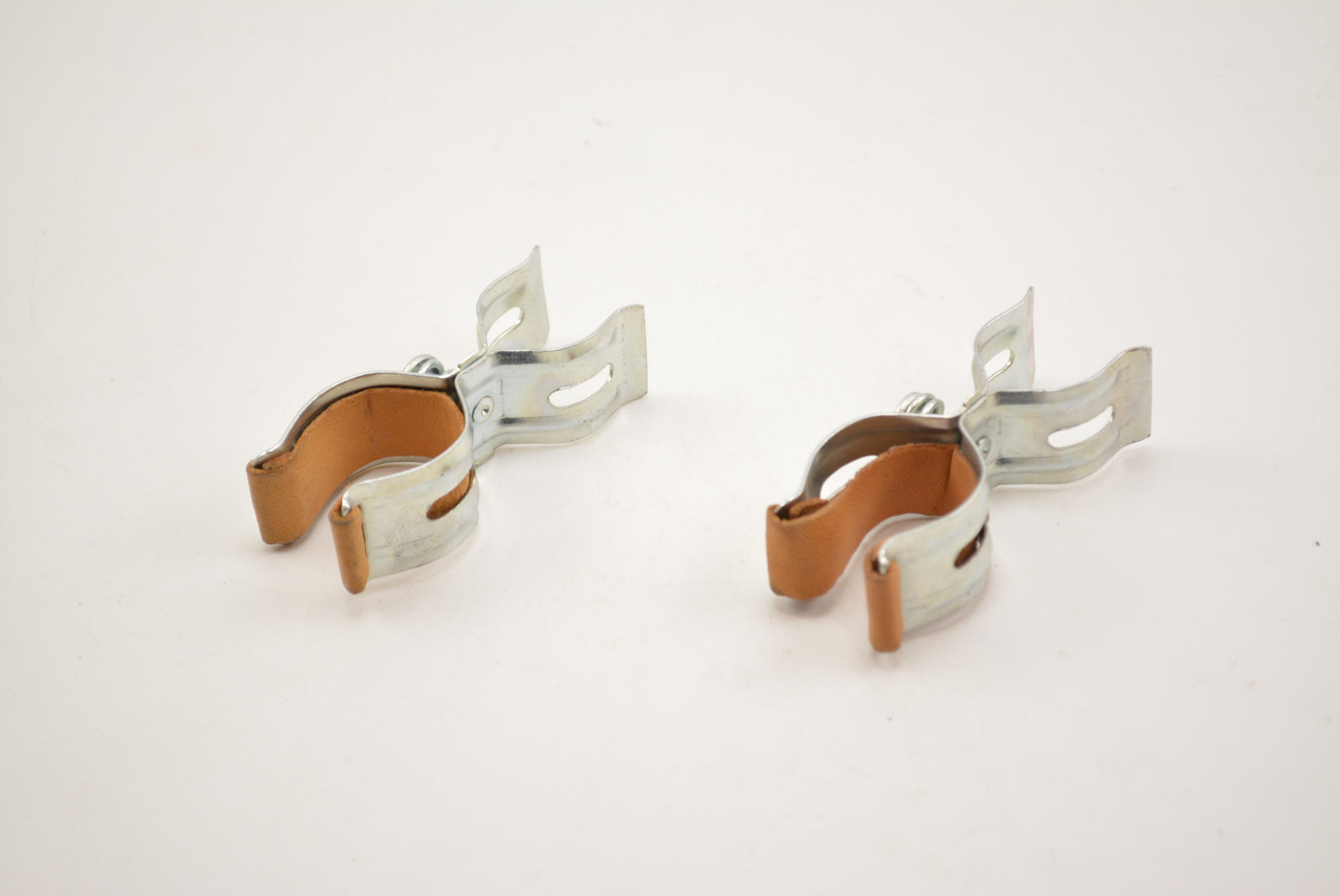 Pumpenhalterspange mit Ledereinlage