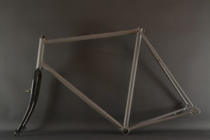 Rennradrahmen entlackt und grundiert RH 59
