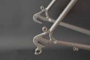 Rennradrahmen entlackt und grundiert RH 59