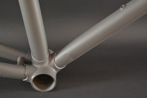 Rennradrahmen entlackt und grundiert RH 59